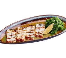 Салат Чука с копченым угрем и соусом унаги