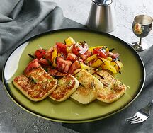 Сыр халлуми со свежими овощами