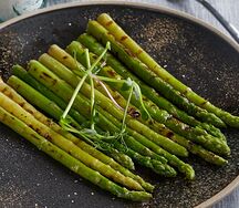 Спаржа, обжаренная на гриле