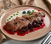 Филе утиной грудки с карамелизированными яблоками и клюквенным соусом