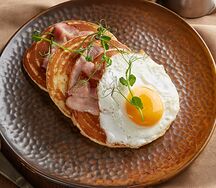 Панкейки с беконом и яйцом