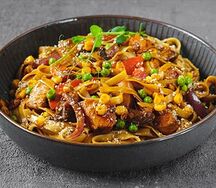 Удон с курицей, зеленым горошком и кукурузой
