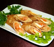 Блинчики с лососем и сыром