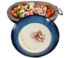Сырный суп с курицей и овощной салат