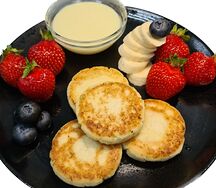 Сырники с фруктами и сгущёнкой