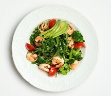 Салат с креветками, авокадо и рукколой