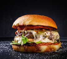 5 Бум-бургера BBQ и 5 брусничных напитка