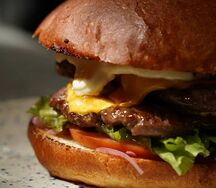 4 Бум-бургера BBQ и 4 брусничных фреша