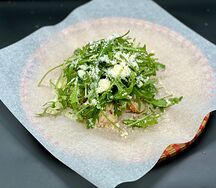 Салат руккола с креветками и киноа