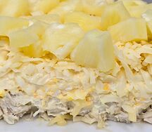 Салат с курицей и ананасами