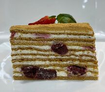 Медовик с вишней и сметанно-сливочным кремом