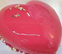 Торт сердце Ванильный пломбир с клубничным конфи