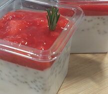 Панна котта с чиа и вишневым конфи