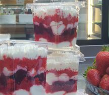 Десерт Красный бархат с вишней