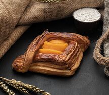 Дениш с заварным кремом и персиком
