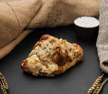 Миндальный круассан с вишней