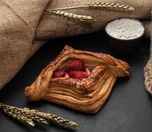 Дениш с заварным кремом и клубникой