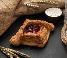 Дениш с заварным кремом и вишней