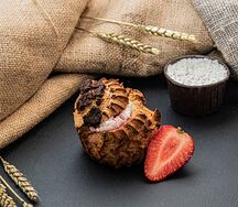 Пирожное Шу с клубникой