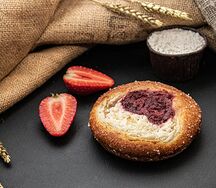 Ватрушка с творогом и клубникой