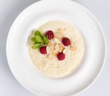 Рисовая каша с ананасом и миндалем