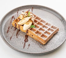 Бельгийские вафли с шоколадным соусом