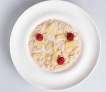 Каша геркулес с ягодами и миндалем