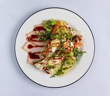 Салат с соусом барбекю