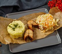 Стейки скумбрии с пюре и капустным салатом