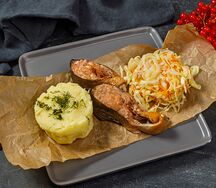 Стейк горбуши с пюре и капустным салатом