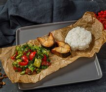 Стейки скумбрии с рисом и овощным салатом