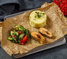 Стейки форели с пюре и овощным салатом