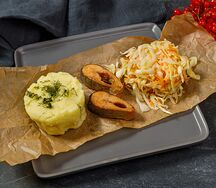 Стейки форели с пюре и капустным салатом