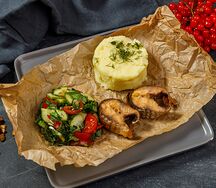 Стейки кефали с пюре и овощным салатом