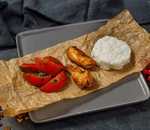 Куриные крылышки с рисом и томатами
