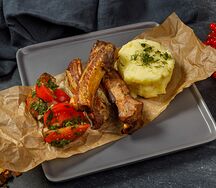 Ребра копченые с пюре и томатами