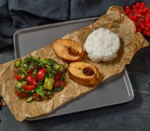 Стейки судака с рисом и овощным салатом