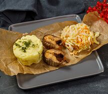 Стейки кефали с пюре и капустным салатом