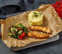 Куриная грудка с пюре и овощным салатом
