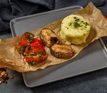 Стейки кефали с пюре и томатами