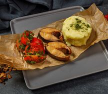 Стейк терпуга с пюре и томатами