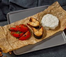 Стейки скумбрии с рисом и томатами