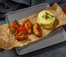 Куриные крылышки с пюре и томатами