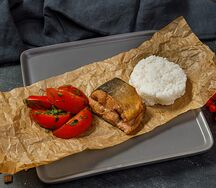 Стейк горбуши с рисом и томатами