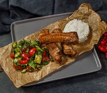 Ребра копченые с рисом и овощным салатом