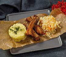 Ребра копченые с пюре и капустным салатом
