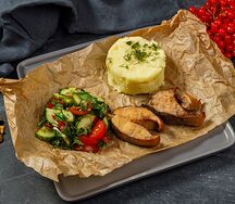 Стейк терпуга с пюре и овощным салатом