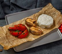 Стейки кефали с рисом и томатами