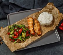 Куриная грудка с рисом и овощным салатом