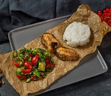 Стейки кефали с рисом и овощным салатом